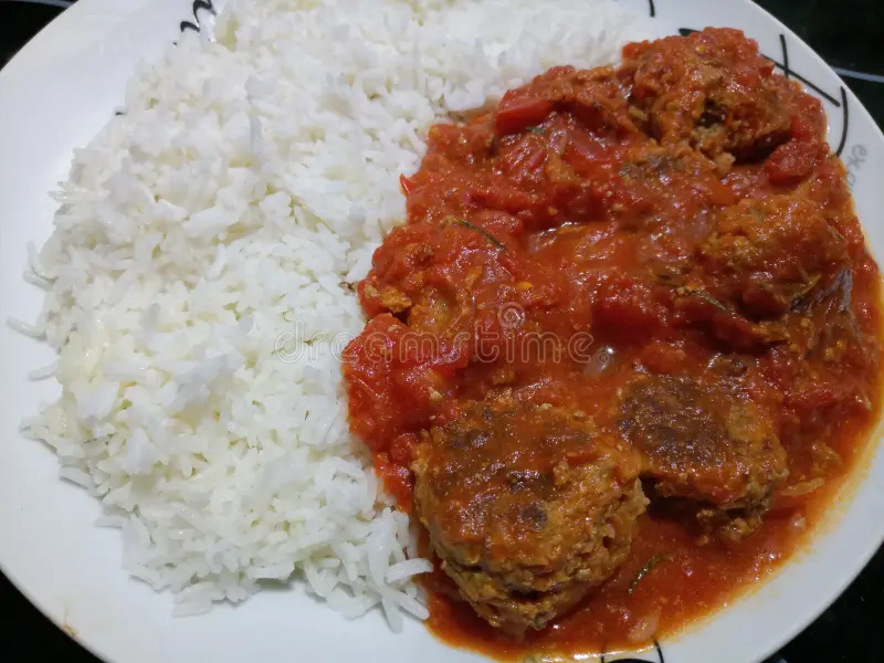 Riz blanc + Sauce tomate + Viande